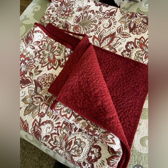 Elegant Floral reversible Queen Quilt with Rich cranberry Accents - Picture 1 of 1